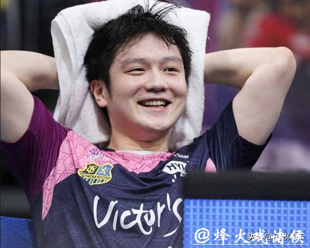 莫雷加德扮演樊振东，逗笑小胖！乒乓球欧冠赛事，队内气氛其乐融融