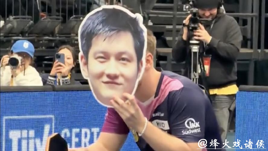 莫雷加德扮演樊振东，逗笑小胖！乒乓球欧冠赛事，队内气氛其乐融融